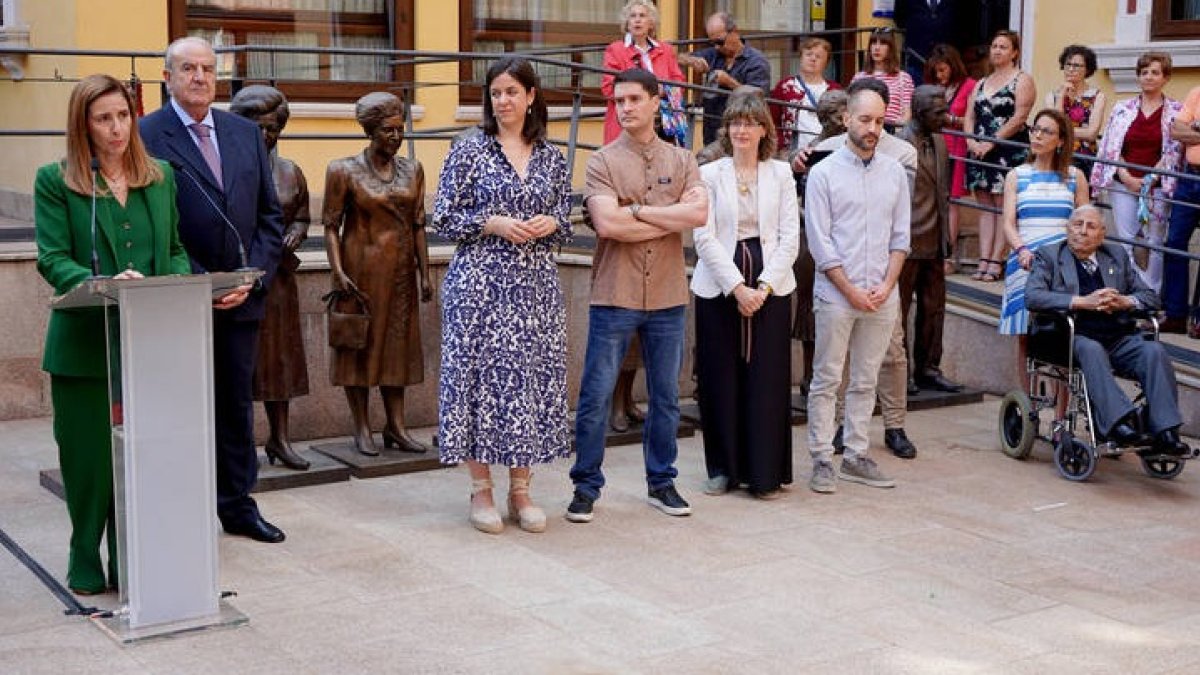 Nuria Alonso, directora, y Carlos Fernández, presidente de la Fundación Cepa, con los emigrantes homenajeados en el MEL. J. NOTARIO