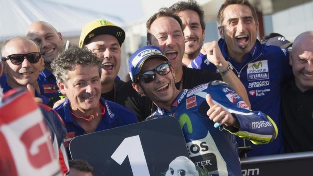 Valentino Rossi celebra la 'pole' con todo su equipo.