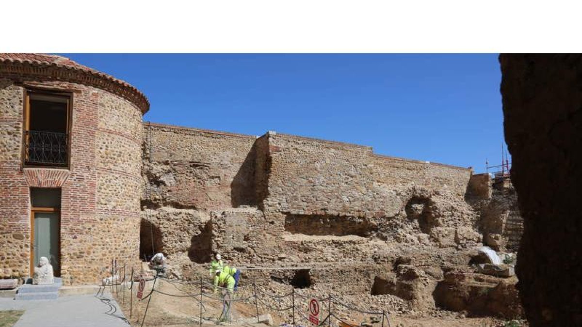 Las obras de renovación de la muralla que abarcan desde la Casona hasta el convento de las Clarisas se estima que finalizarán en septiembre. SARA CAMPOS