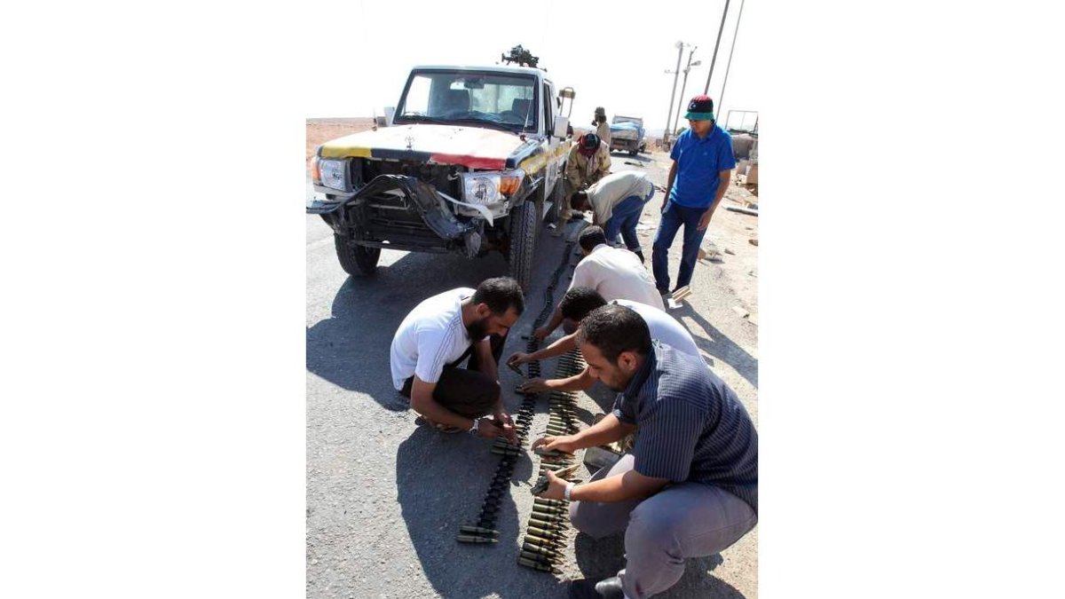 Rebeldes libios ordenan la munición en Bani Walid.