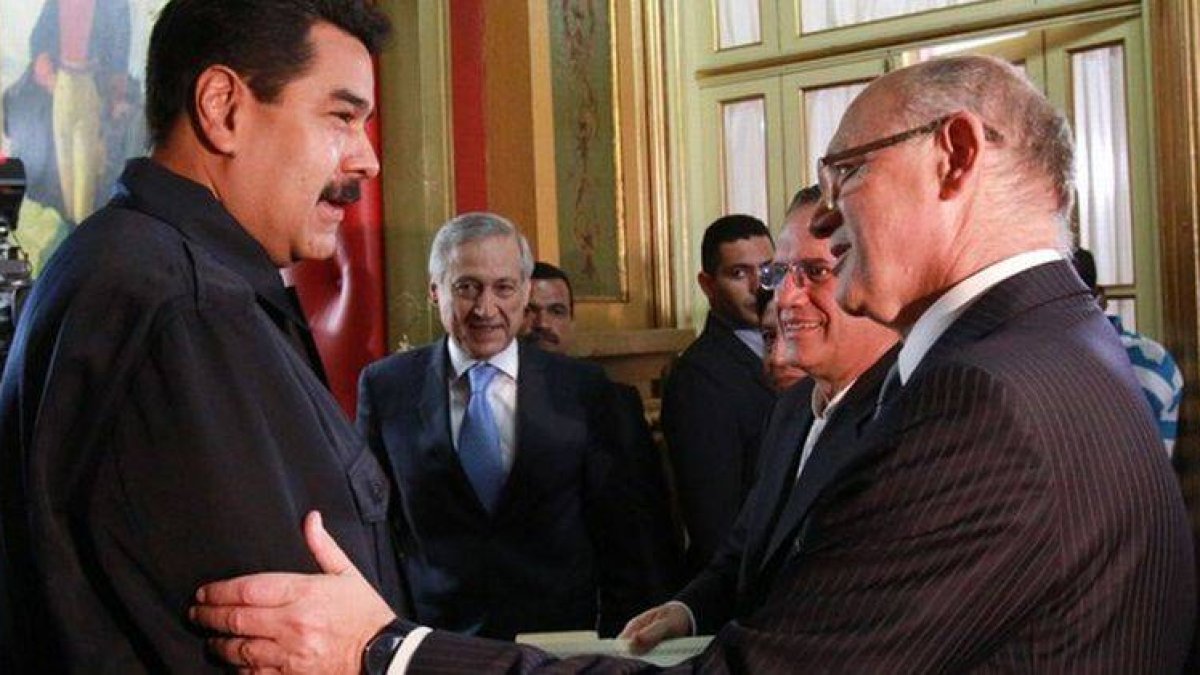 Nicolás Maduro (izquierda) con los cancilleres de Argentina y Ecuador, Héctor Timerman (derecha) y Ricardo Patiño, observados por el chileno Heraldo Muñoz, tras la reunión de la Unasur, el lunes en Caracas.