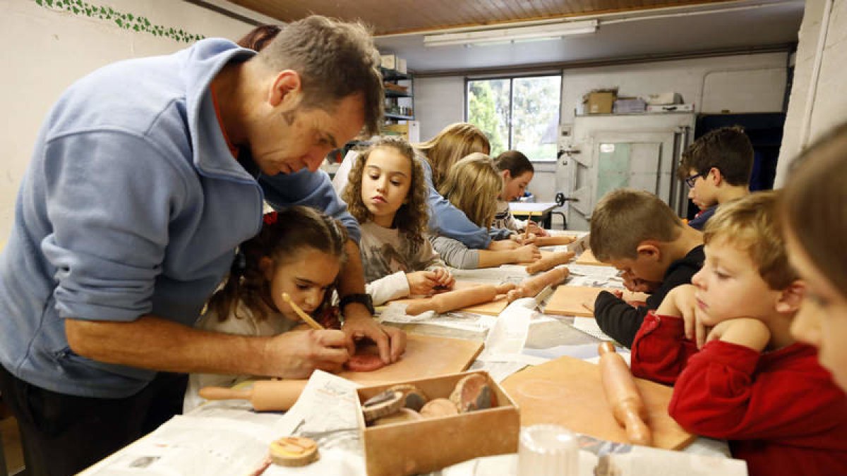 Niños y niñas diabéticos con los monitores en el taller de arcilla en el Coto Escolar. MARCIANO PÉREZ