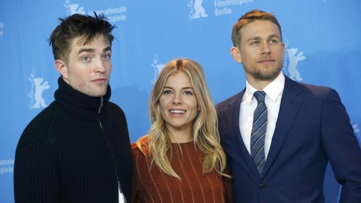 Robert Pattinson, Sienna Miller y Charlie Hunnam, en la presentación de 'The lost city of Z' en Berlín.