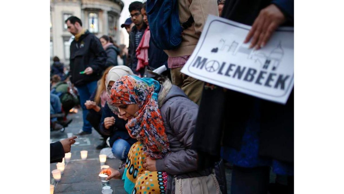 Vecinos del barrio de Molenbeek mostraron su solidaridad con las víctimas del atentado.