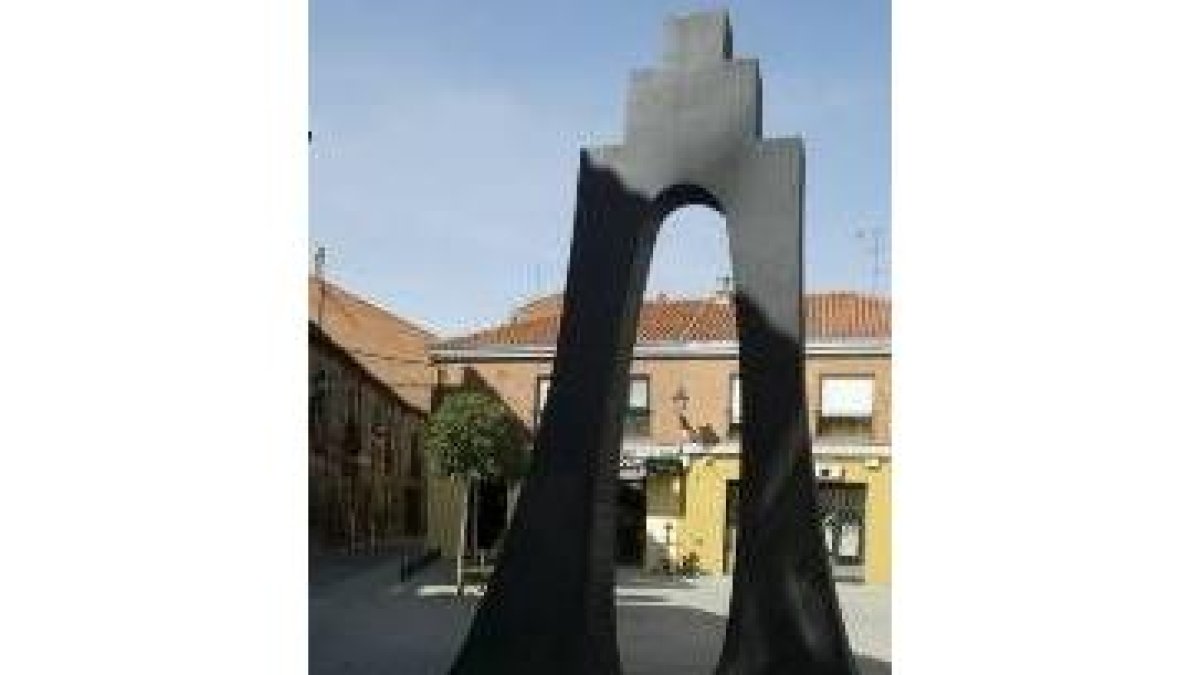 Arco de Corinne Van Bergen instalado el 25 de abril del 2001 en la plaza Torres de Omaña