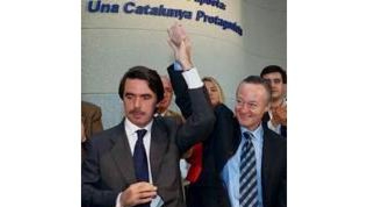 Piqué (dcha) levanta la mano a Aznar en el Congreso del PP catalán