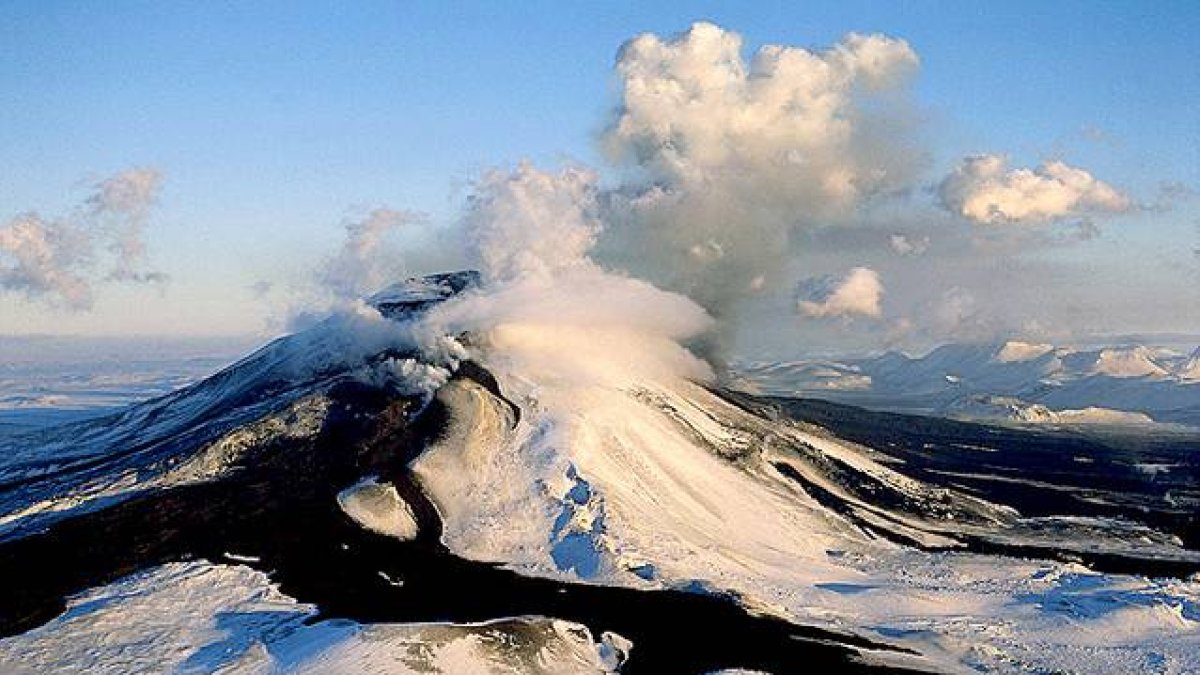 Islandia ha alertado a las compañias aéreas del riesgo de una posible erupción del volcán Bardarbunga que afectaría el tráfico de aviones.  La alerta no ha pasado desapercibida después de que en el 2010 una nube de cenizas del también islandés volcán Eyja