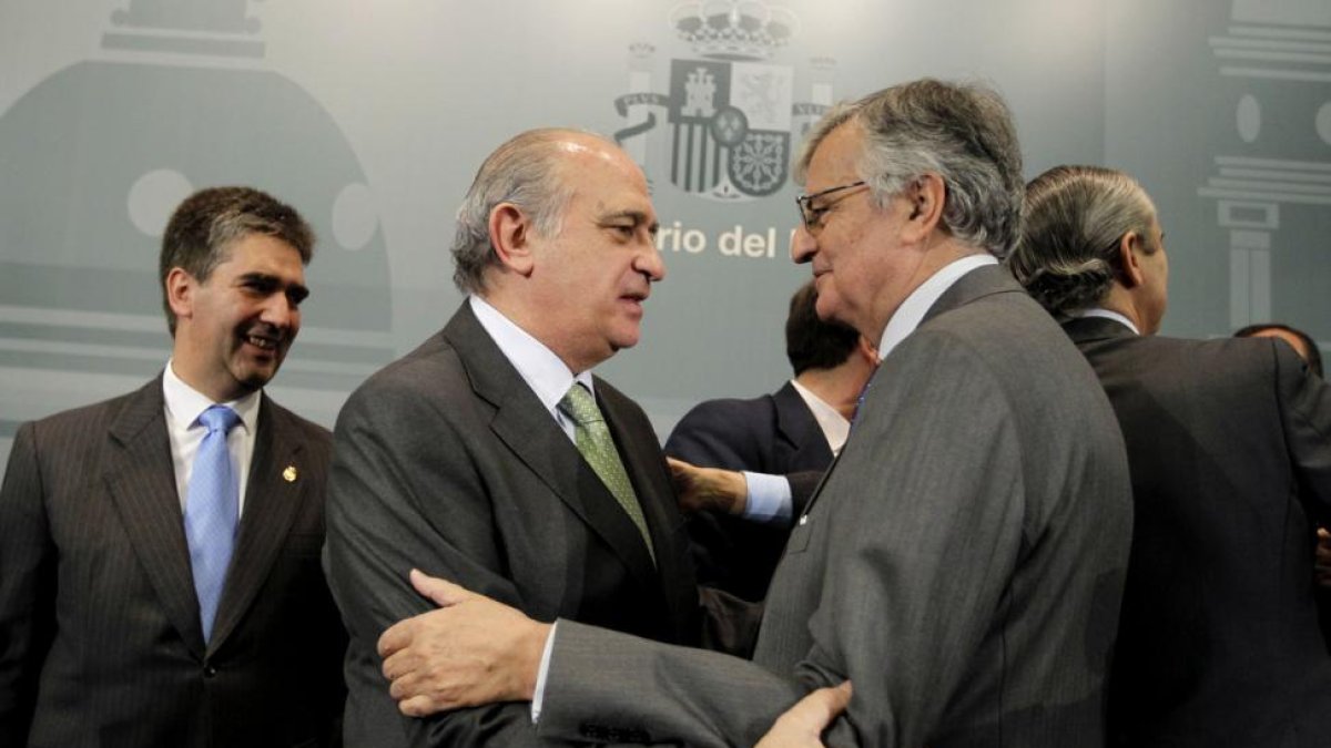 Jorge Fernández Díaz saluda al fiscal general del Estado. Eduardo Torres Dulce, en una imagen del 2012.