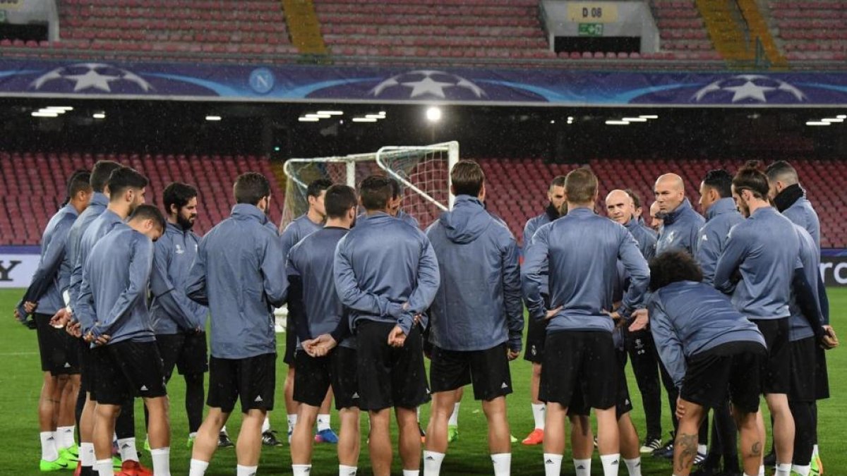 Los jugadores del Real Madrid, durante el entrenamiento del equipo celebrado en San Paolo en Nápoles.