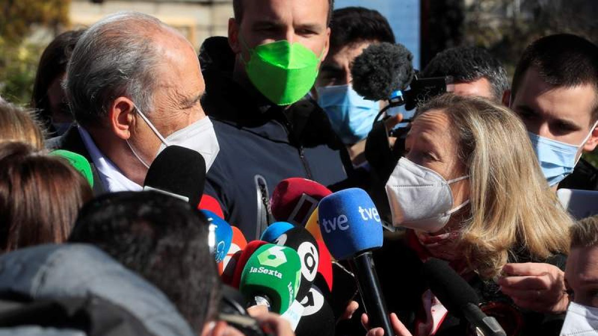 Carlos San Juan conversa ayer en la calle con la ministra Nadia Calviño. FERNANDO ALVARADO