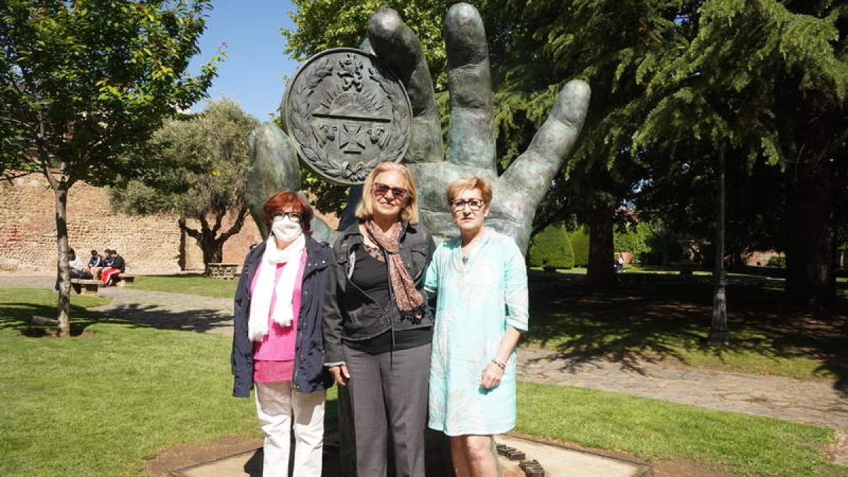 Dolores Barrio, María Olindina Martínez y Ana María Fuertes, en el jardín El Cid. J. NOTARIO