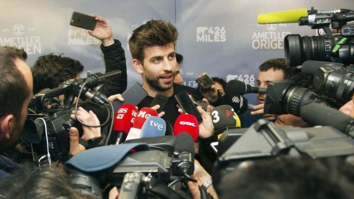 Gerard Piqué rodeado de medios de comunicación en un acto promocional.