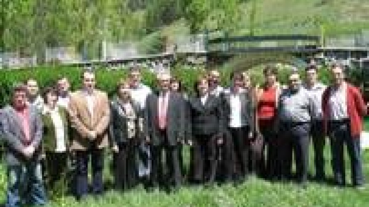 El candidato Jesús García, en el centro con corbata, posa con los miembros de toda su lista