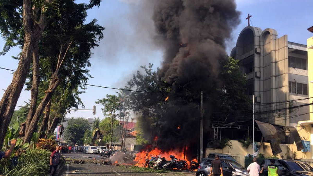 Iglesia de Surabaya tras explotar el coche bomba. EFE