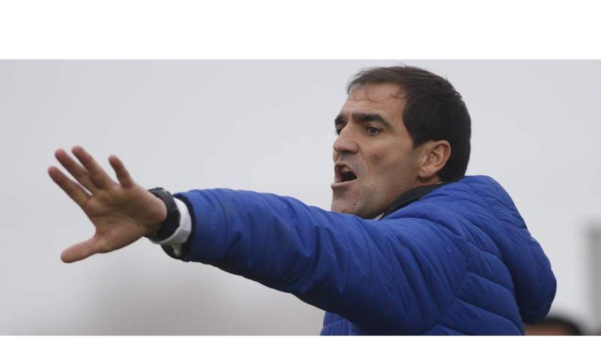 El entrenador del Atlético Astorga, Paulino Martínez, todavía cree en las posibilidades del equipo maragato para salvar la categoría. JESÚS F. SALVADORES