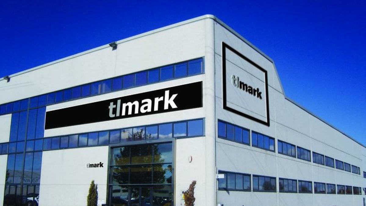 Instalaciones de Telemark en León con la proyección del nuevo logotipo que incorporarán en breve
