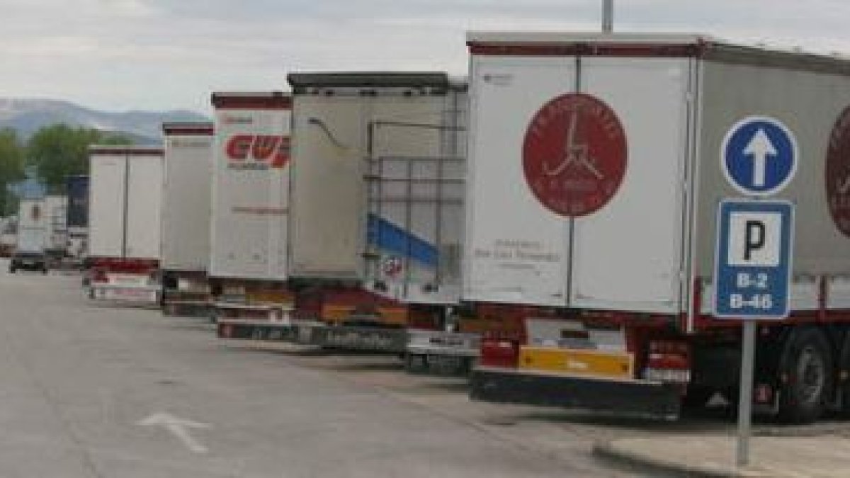 Un amplio grupo de camiones estacionados en la terminal de mercancías de Ponferrada.