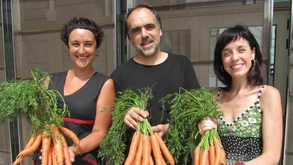 Los miembros de la compañía PocaCosa Teatre vendieron zanahorias por entradas.
