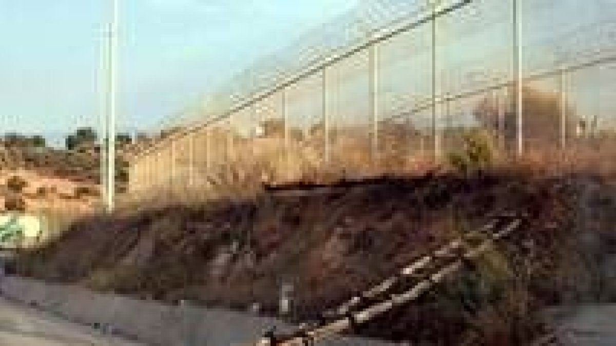 Fotografía de archivo tomada en agosto del 2004 de la valla fronteriza entre Melilla y Marruecos
