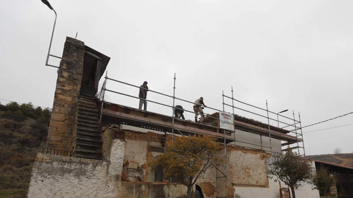 Vistas del exteriorr de la iglesia de Cañizal, esta semana, durante los trabajos de reparación urgente. JESÚS F. SALVADORES