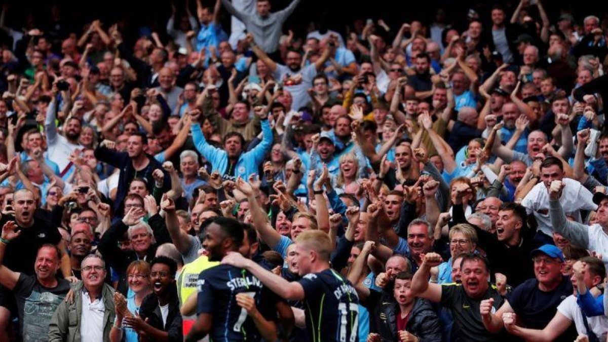 Bernardo Silva, del Manchester City, celebra un gol con los aficionados en un partido de la Premier League.