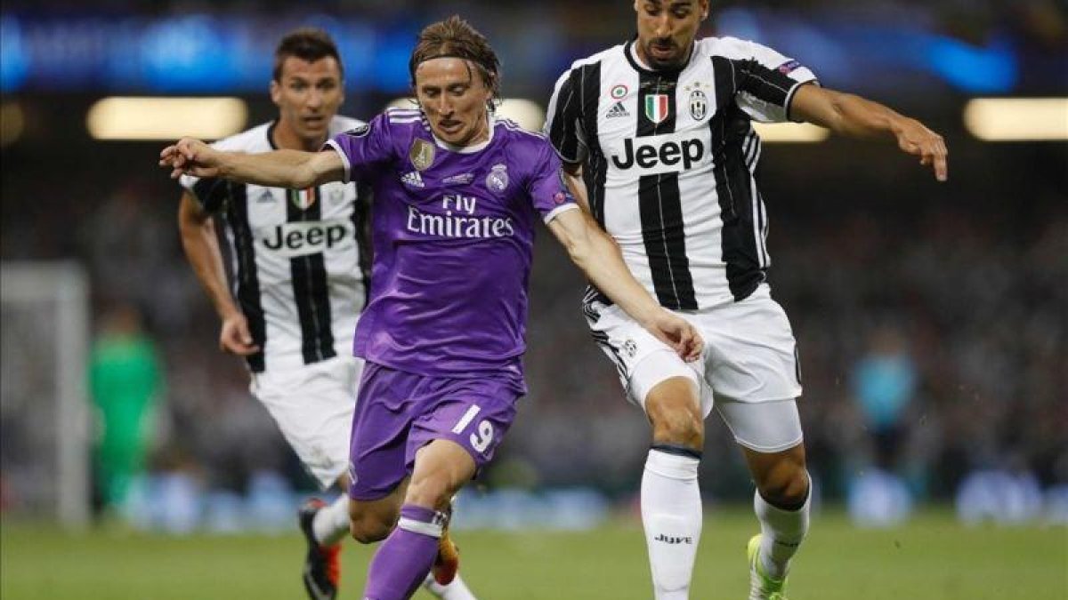 Modric supera a Khedira en un Juventus-Madrid, junio del 2017. /