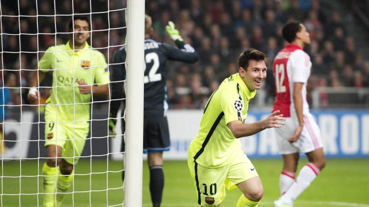 Leo Messi muestra su alegría tras marcar el 0-2 durante el partido que les enfrentó al Ajax
