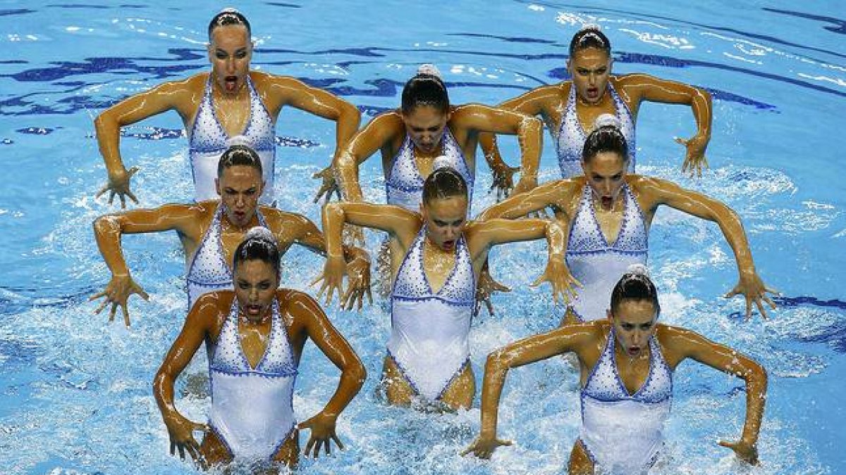 El equipo español de natación sincronizada, durante su ejercicio en los Juegos Europeos de Bakú.