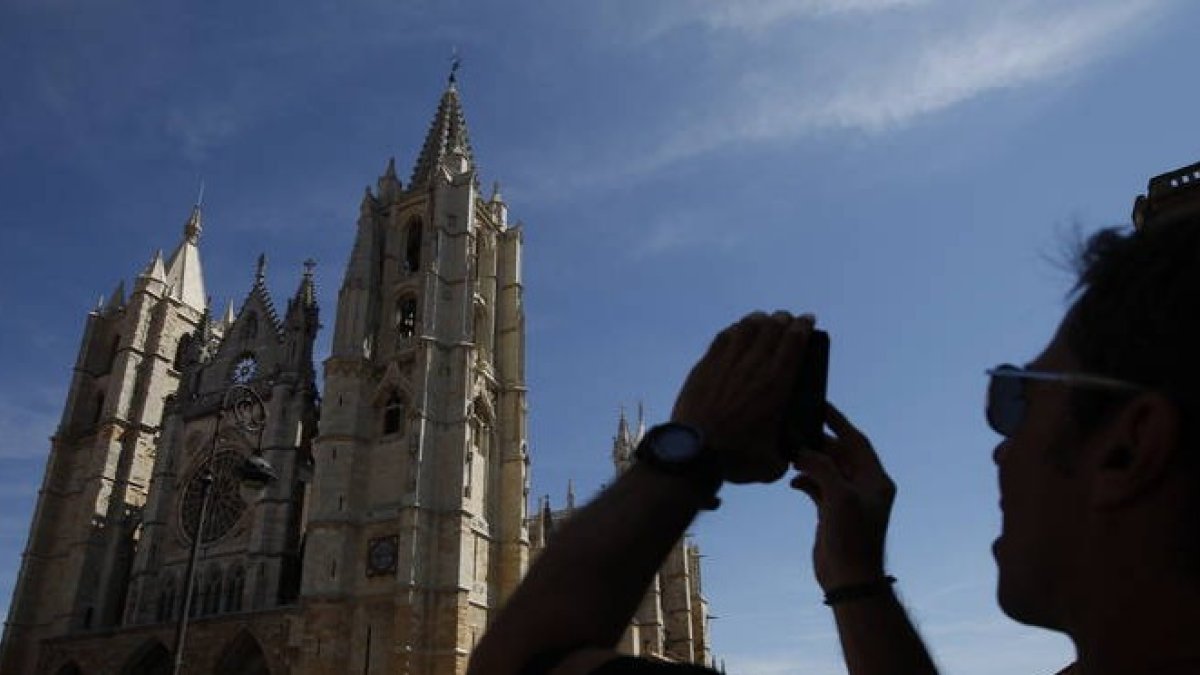 Turista retrata la Catedral de León. JESÚS F. SALVADORES / ARCHIVO