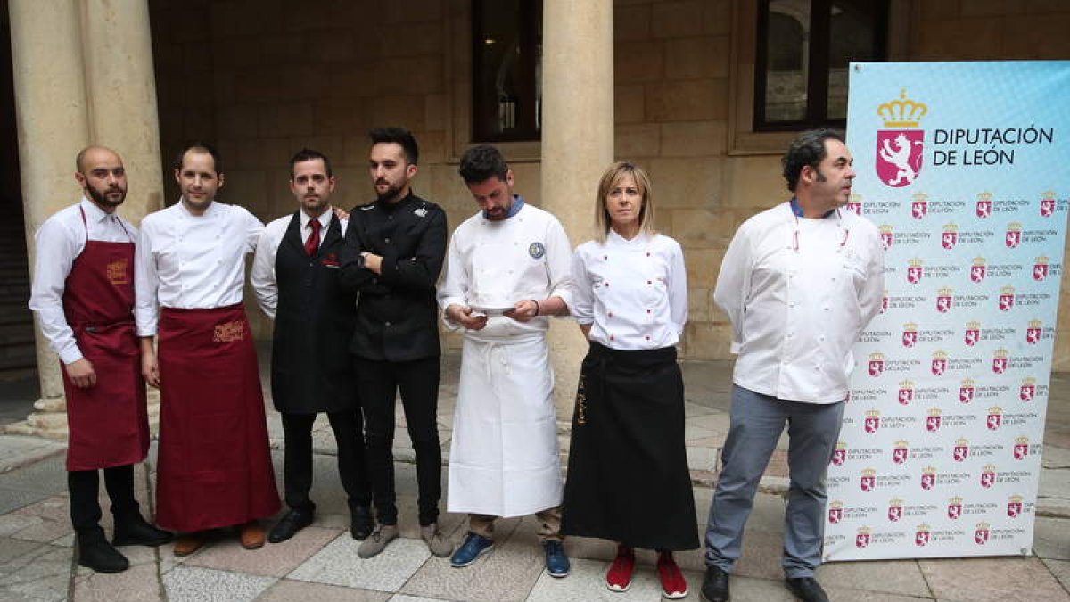 La iniciativa gastronómica se abrió ayer en el Palacio de los Guzmanes, que se vistió de gala para la ocasión. RAMIRO