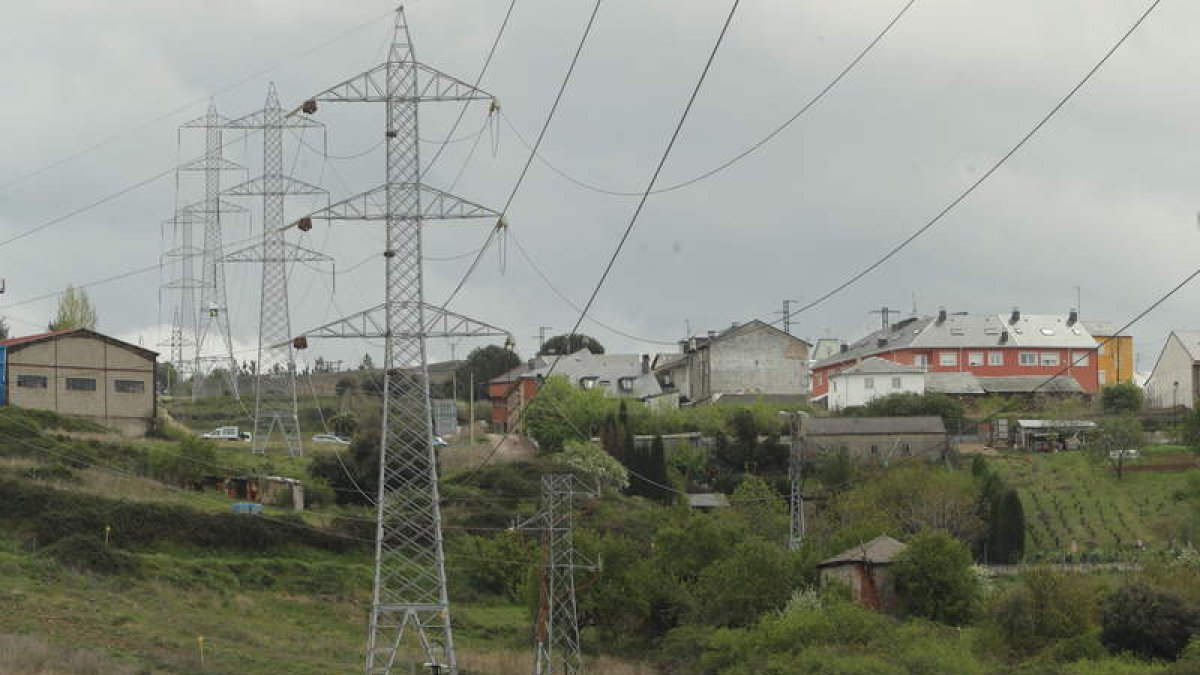 Vista de algunas de las torretas eléctricas de San Tomás de las Ollas, ayer. L. DE LA MATA