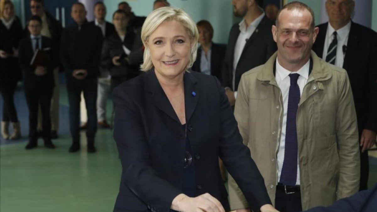 Le Pen vota en Henin-Beaumont (norte).