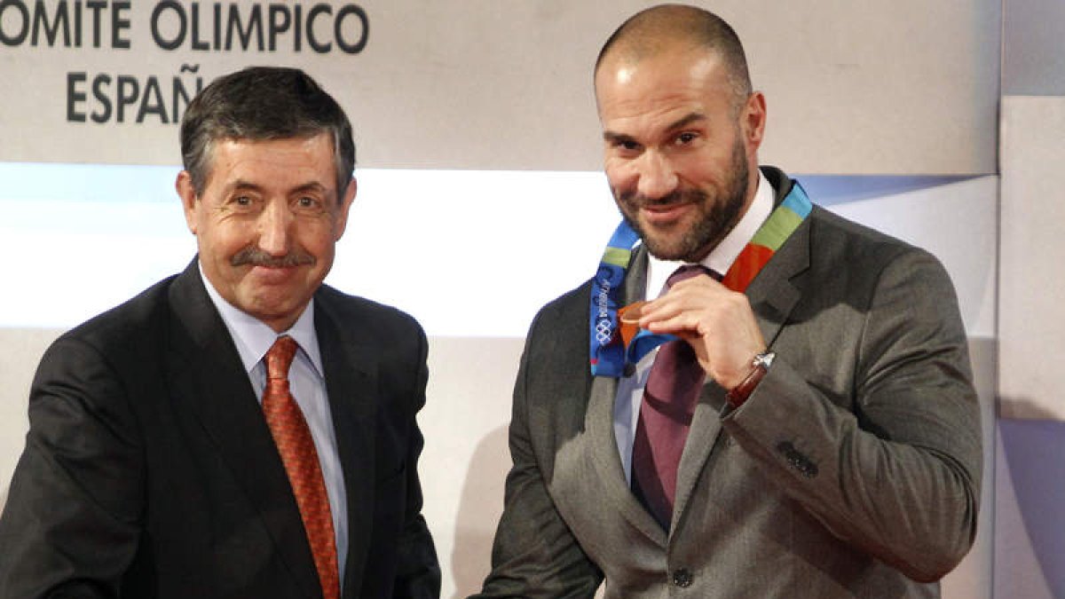 Manolo Martínez recibe de Perurena la medalla de bronce en Atenas 2004 con la que pone el broche de oro a su palmarés.