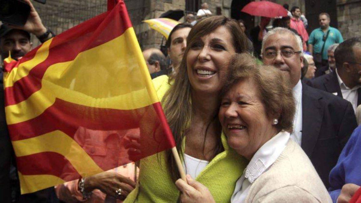 La presidenta del PPC, Alicia Sánchez-Camacho, se fotografía con una simpatizante que porta una banderea que "fusiona" la bandera española y la catalana.