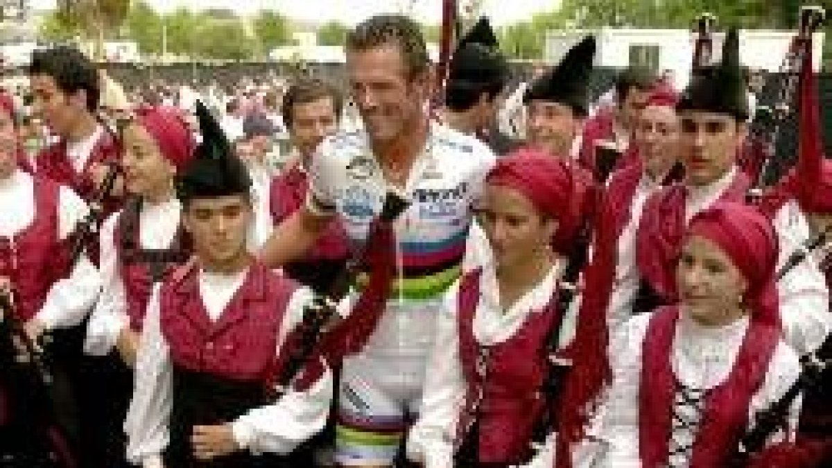 Cipollini posa con un grupo de jóvenes ataviadas con traje regional