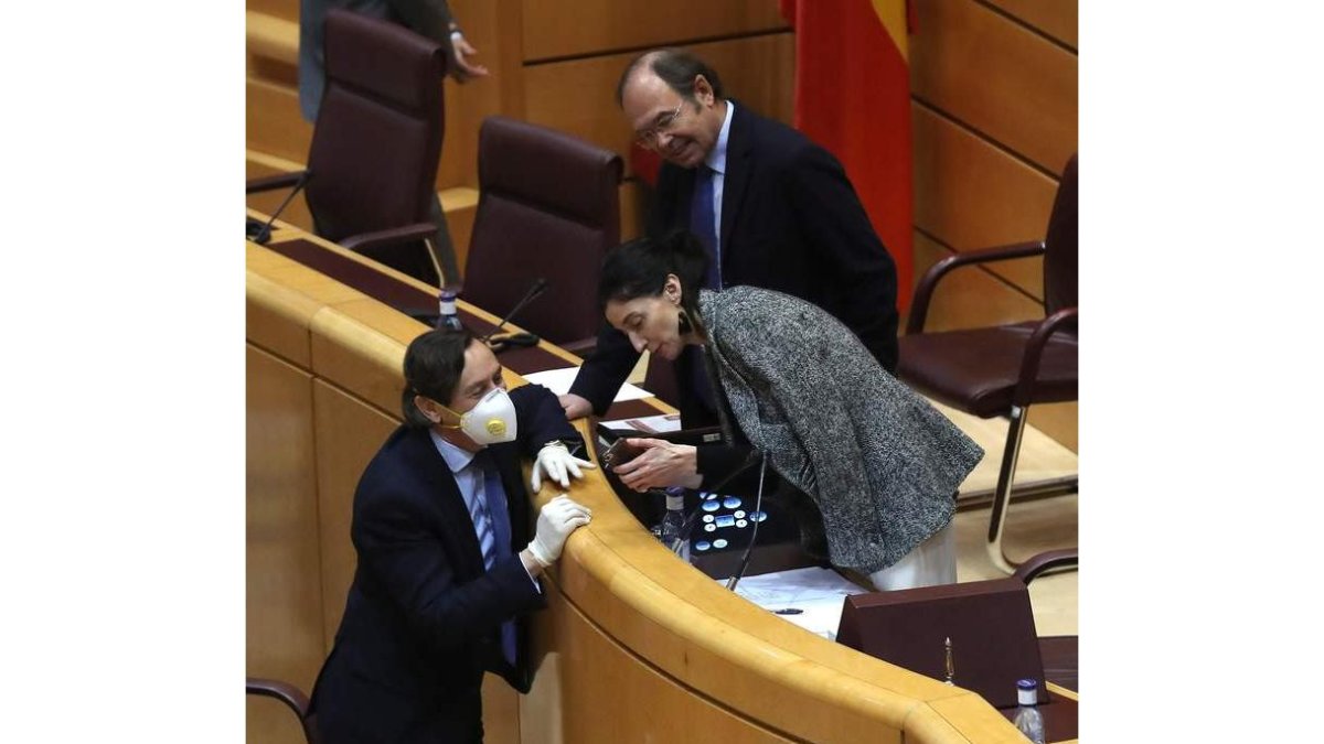 Hernando habla con Pilar Llop el martes, en el Senado. KIKO HUESCA