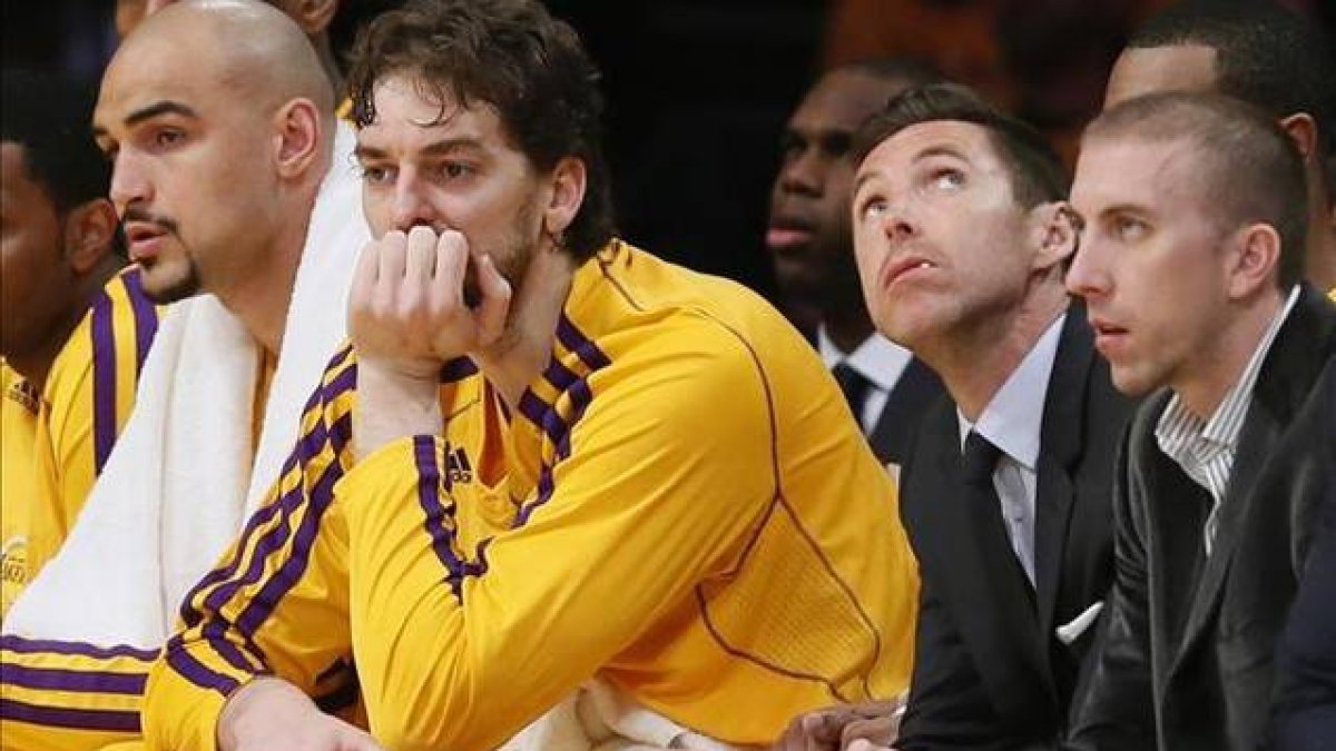 Pau Gasol, en el banquillo ante los Spurs en los últimos 'play-off'.