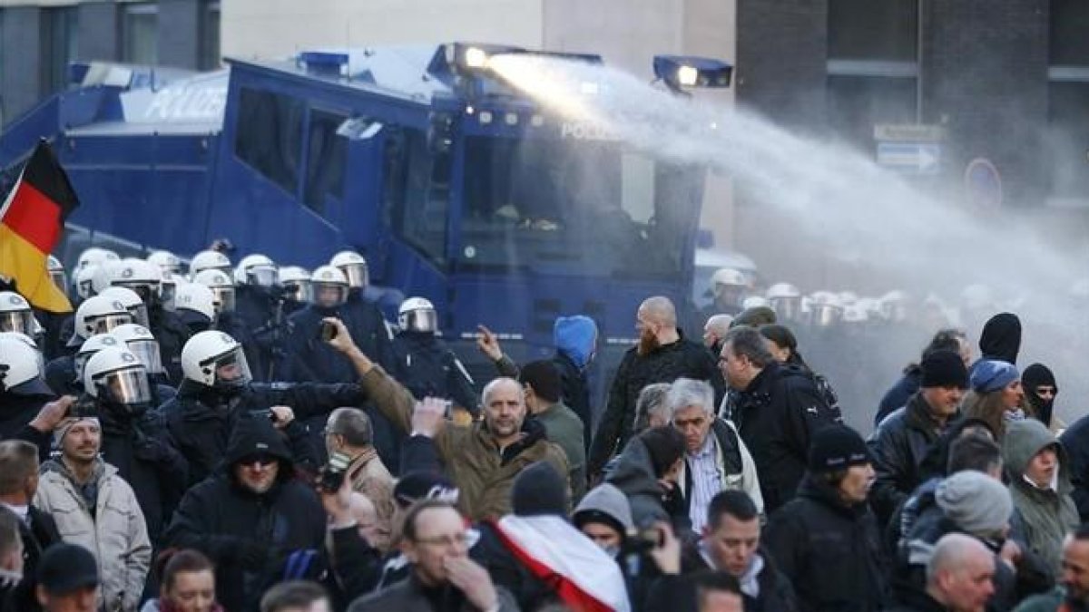 La policía dispara cañones de agua contra los manifestantes de Pegida, este sábado, en Colonia.