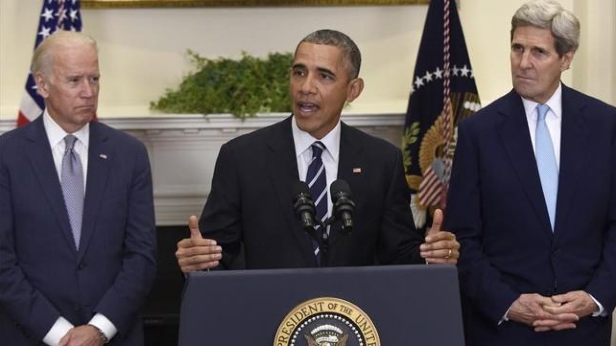 Obama (centro), junto a Biden (derecha) y Kerry, en la Casa Blanca, este viernes.