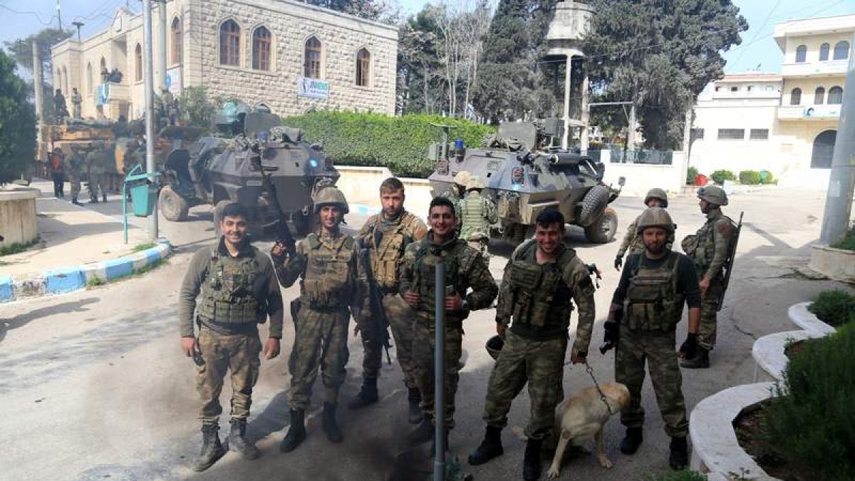 Soldados turcos después de haber tomado Afrín. AREF TAMMAWI