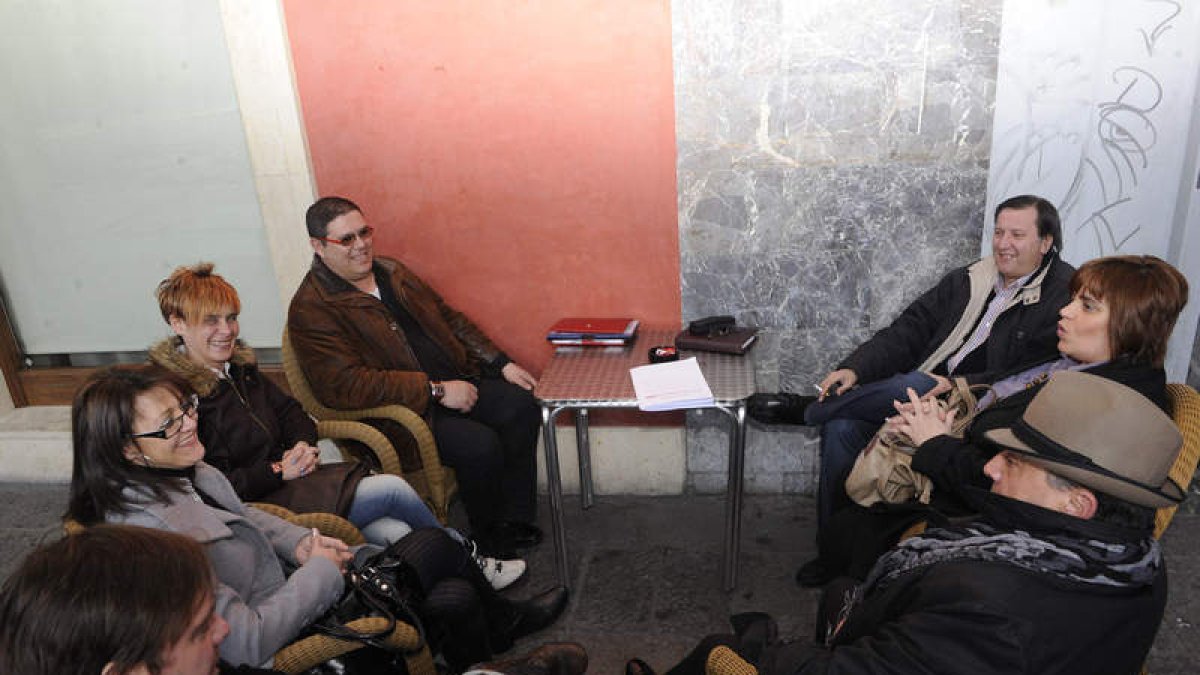 El comité de empresa de Elmar, antes del encuentro que mantuvo ayer con la empresa.