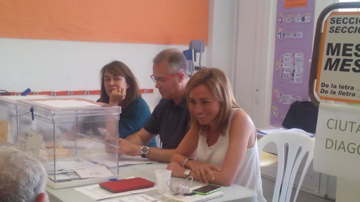 Carme Chacón ejerciendo de vocal en un colegio de Esplugues.