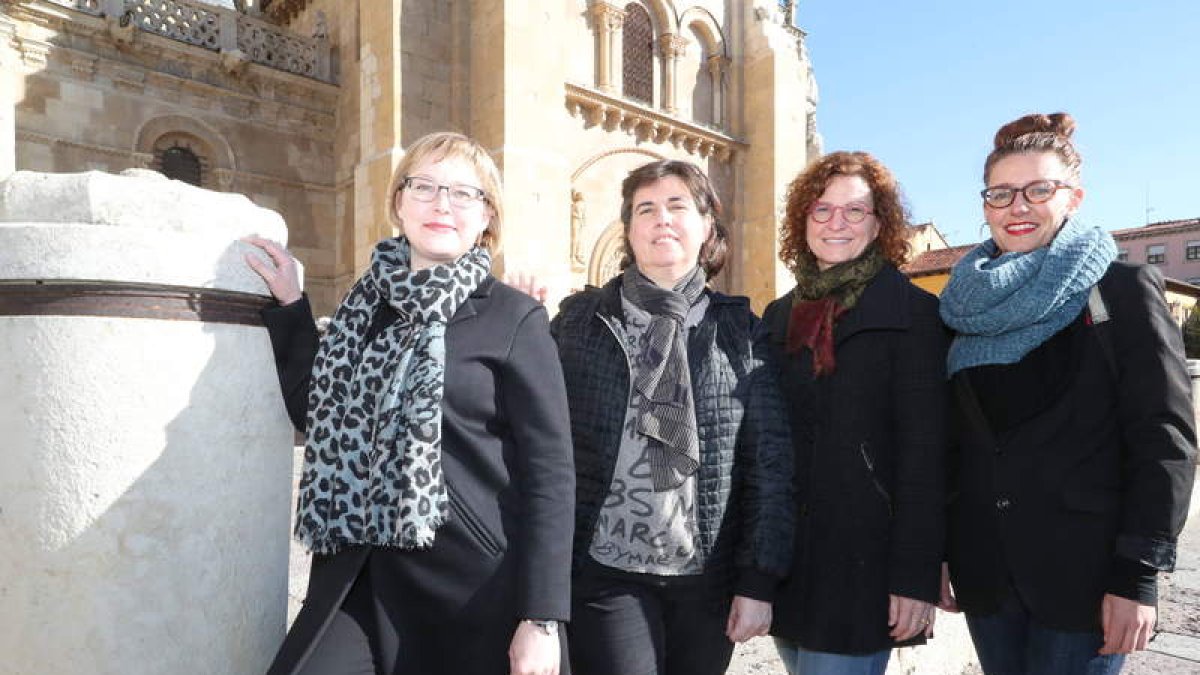 De izquierda a derecha, las investigadoras Amanda Dotsetch, Ana Cabrera, Therese Martin y Jitske Jasperse frente a la Basílica de San Isidoro. RAMIRO