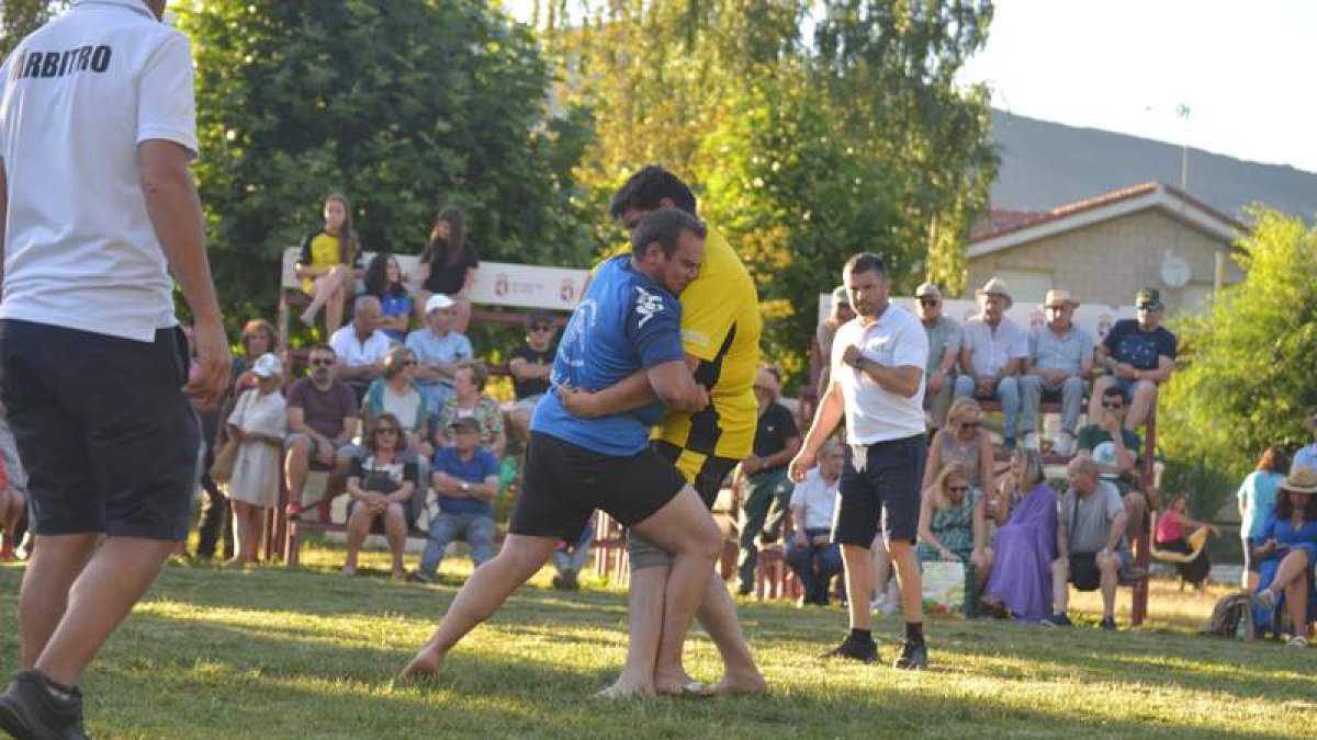 Jesús Quiñones y Cesáreo Ferreras en su combate de la categoría de pesados en La Vecilla. ÁLVARO QUIÑONES