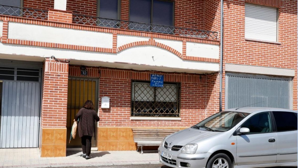 Un joven acusado de matar a la pareja de su madre en Nava del Rey (Valladolid). En la imagen la casa donde ocurrieron los hechos