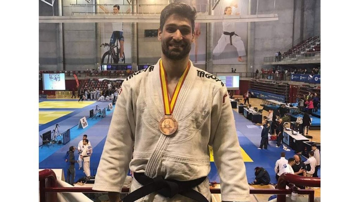 Álvaro Sánchez luce la medalla de bronce conseguida. DL