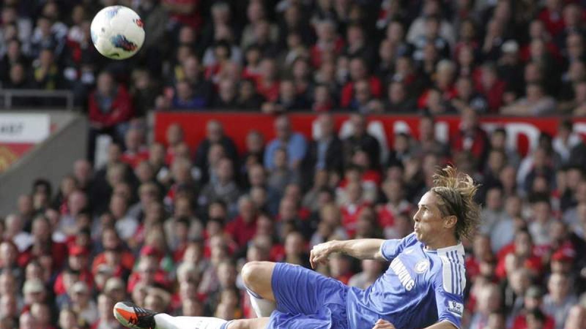 Torres intenta un remate espectacular durante el partido contra el Mánchester United.