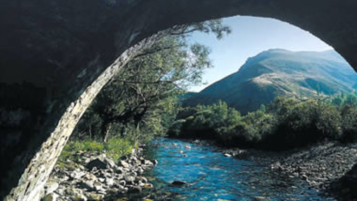 Paisaje de Lugueros a través de uno de sus puentes.