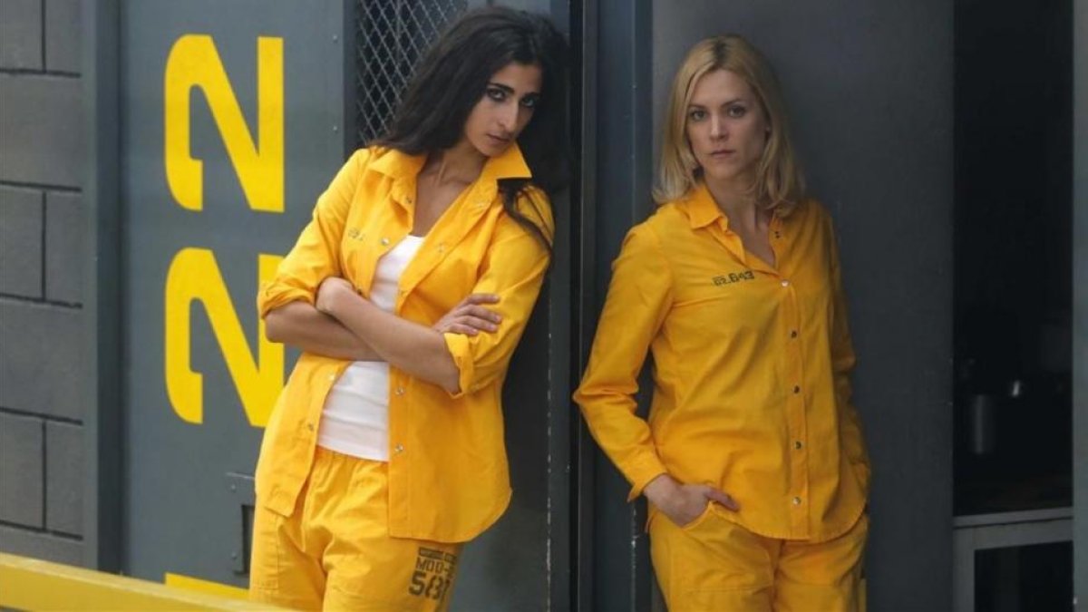 Las actrices Alba Flores y Maggie Civantos,  en el plató de la serie Vis a vis.