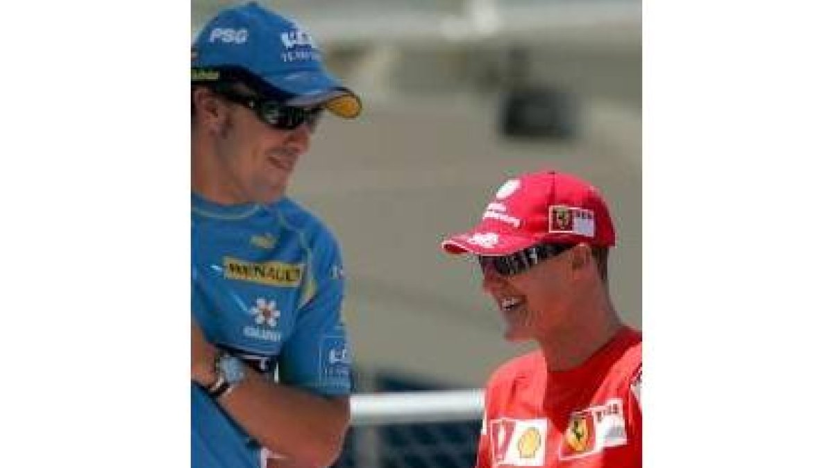 Alonso y Schumacher bromean distendidos tras el entrenamiento